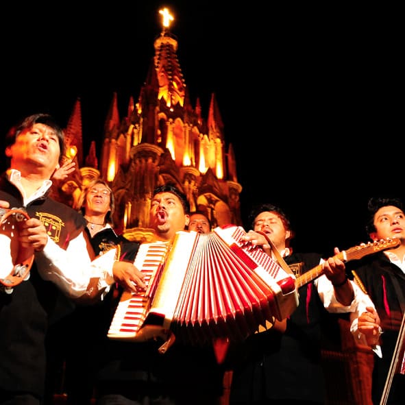 Una romántica serenata - VILLA PROTECTORA DE SAN MIGUEL EL GRANDE Y SANTUARIO DE JESUS NAZARENO DE ATOTONILCO, PATRIMONIO DE LA HUMANIDAD